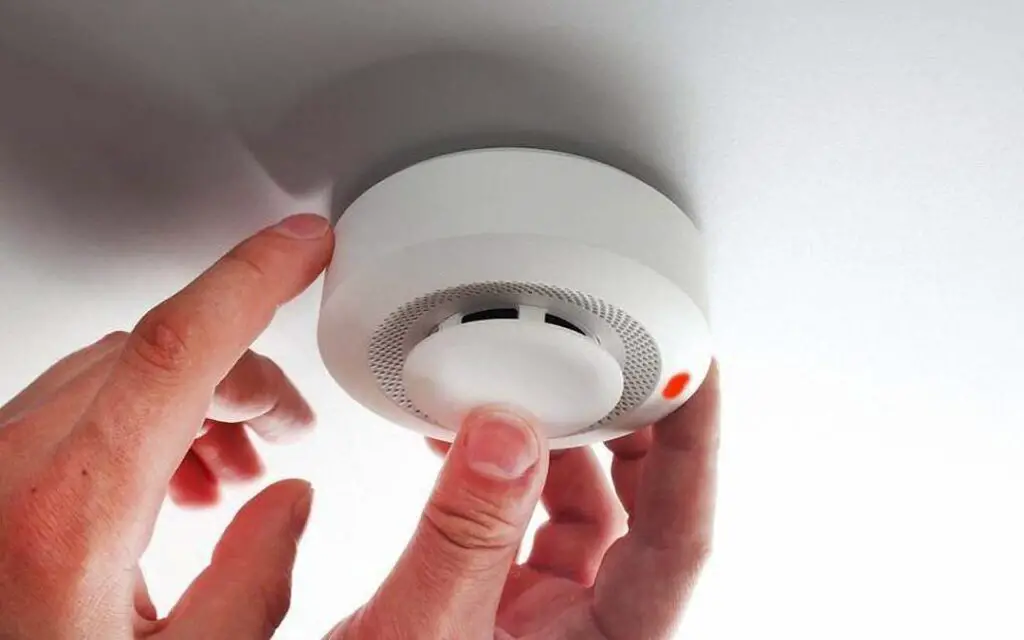 How To Change Battery In First Alert Smoke Detector