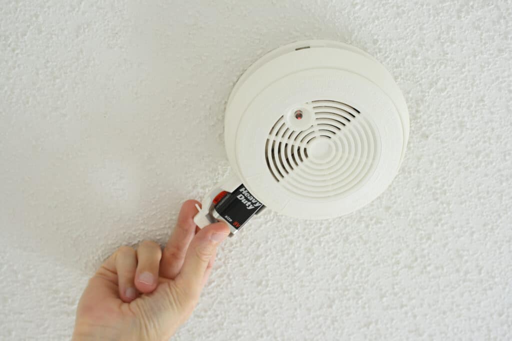 How To Put A 9v Battery In A Smoke Detector