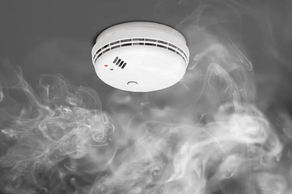 what does a red light on a smoke detector mean