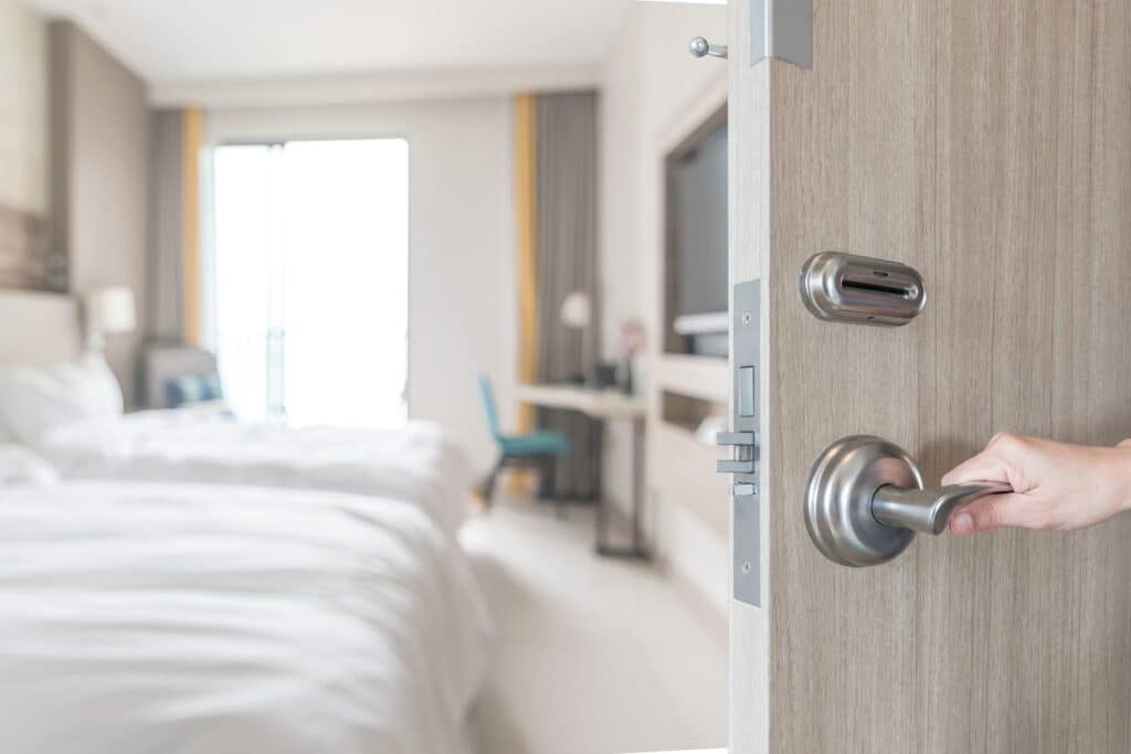 How To Lock Hotel Room Door From Inside
