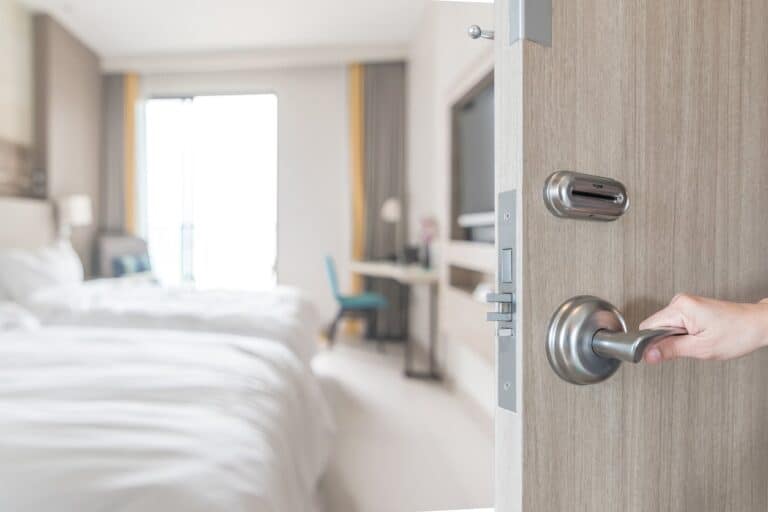 How To Lock A Hotel Room Door