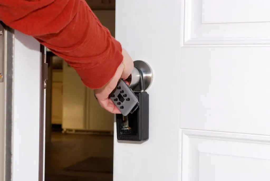 How To Remove Master Lock Lockbox From Door