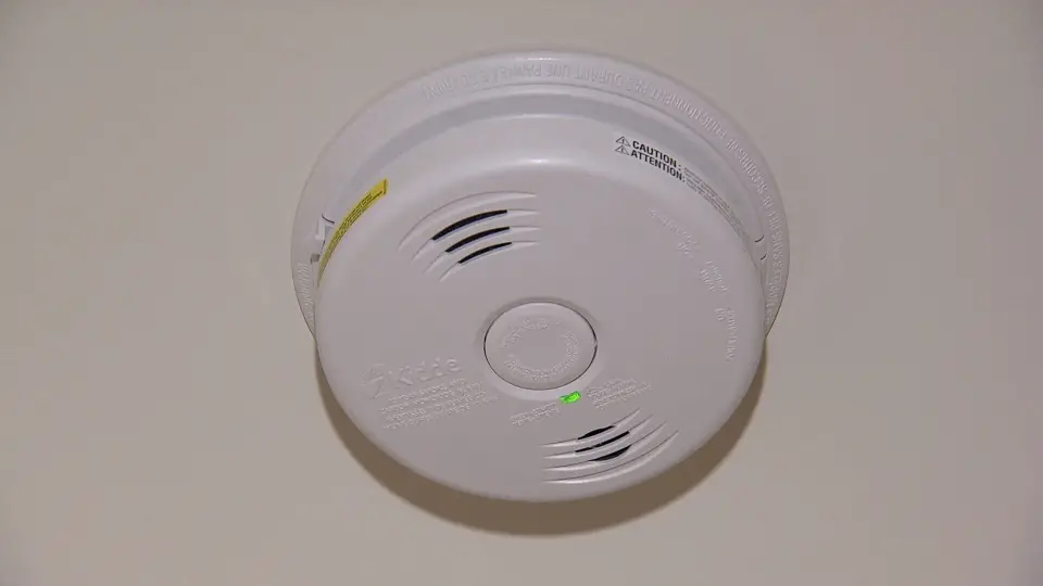Why Is Green Light Blinking On Smoke Detector