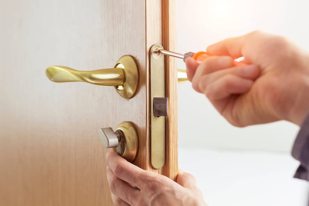 How To Take Out Door Lock Cylinder