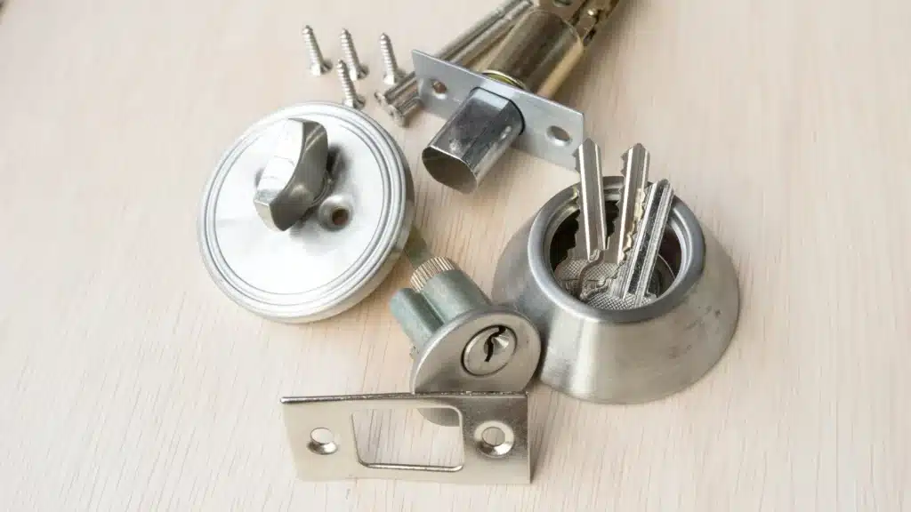 How To Open A Deadbolt Lock With A Knife