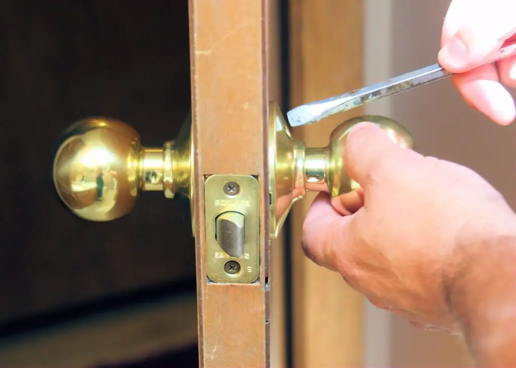 How To Open A Deadbolt Lock With A Knife